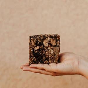 Bild på en hand som håller rå black soap