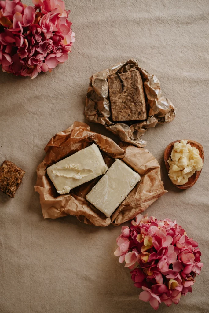 Naturliga hudvårdsprodukter från Nuni Global med oraffinerat sheasmör, afrikansk black soap