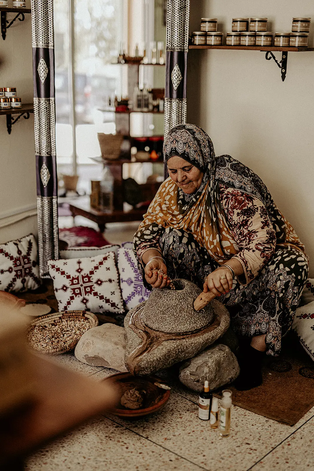 Bild på en kvinna från Marocko som håller i Argan nötter, Nuni Global